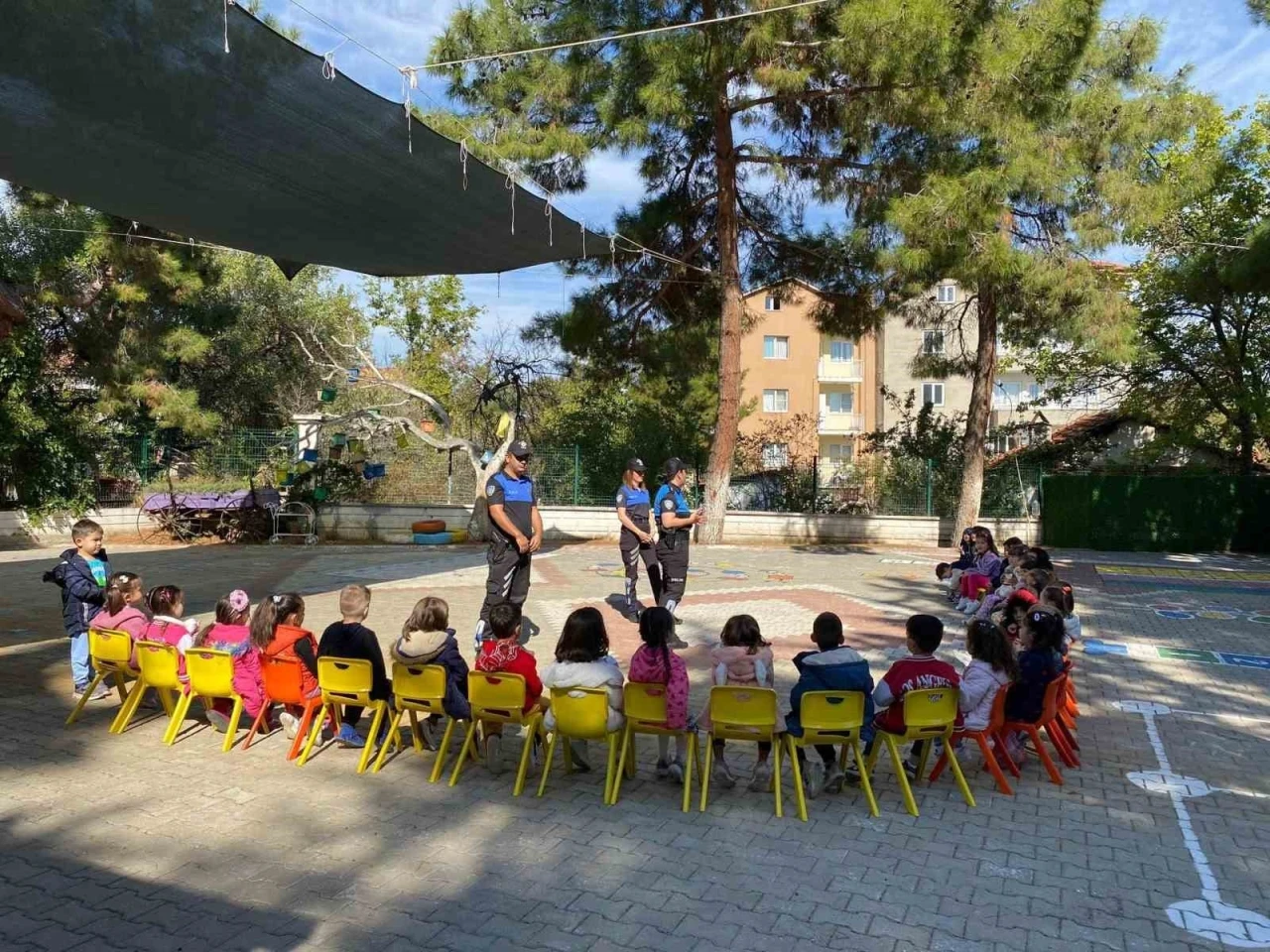 Acıpayam’da miniklere polis sevgisi, vatandaşa ise dolandırıcılık anlatıldı
