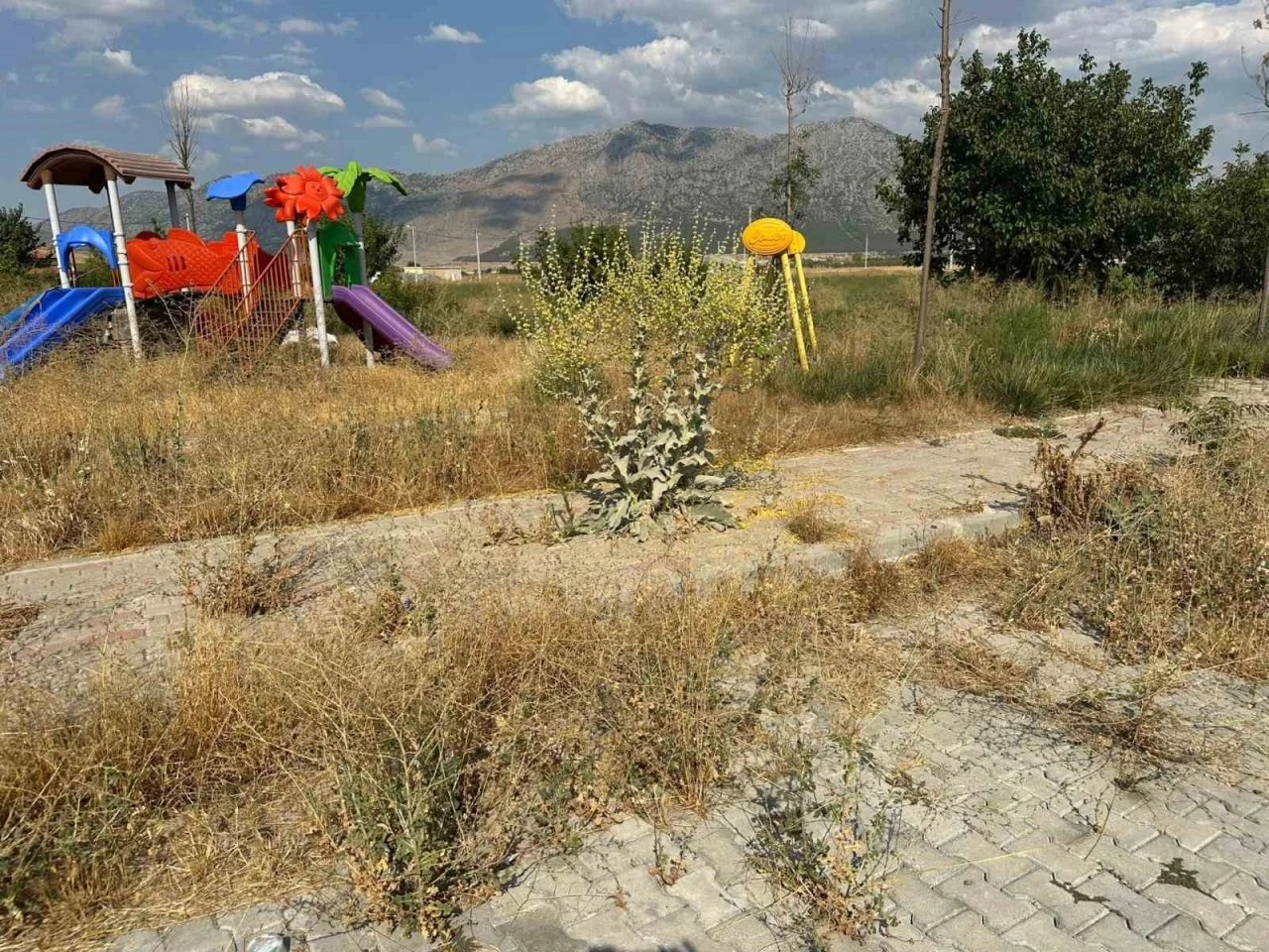 Acıpayam’da park ve çocuk oyun alanları çürümeye terk edildi

