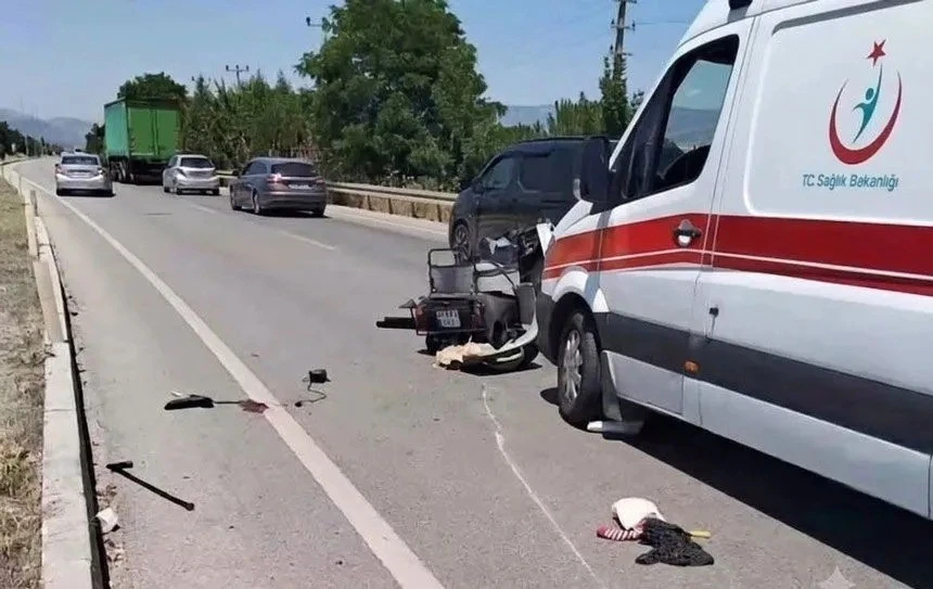 Acıpayam&rsquo;da SUV aracın &ccedil;arptığı elektrikli bisikletin s&uuml;r&uuml;c&uuml;s&uuml; yaşamını yitirdi
