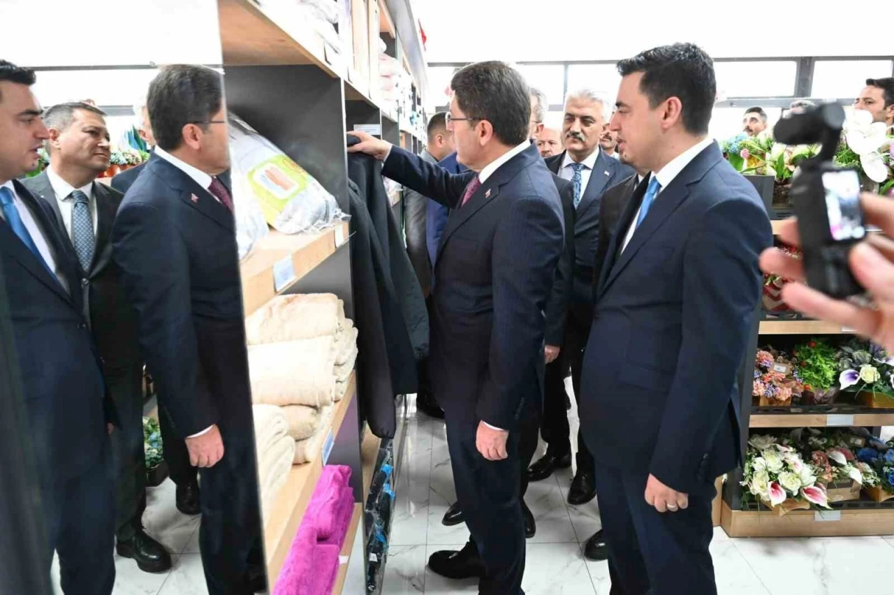 Adalet Bakanı Tunç, tutuklu ve hükümlülerin ürettiği ürünleri inceledi
