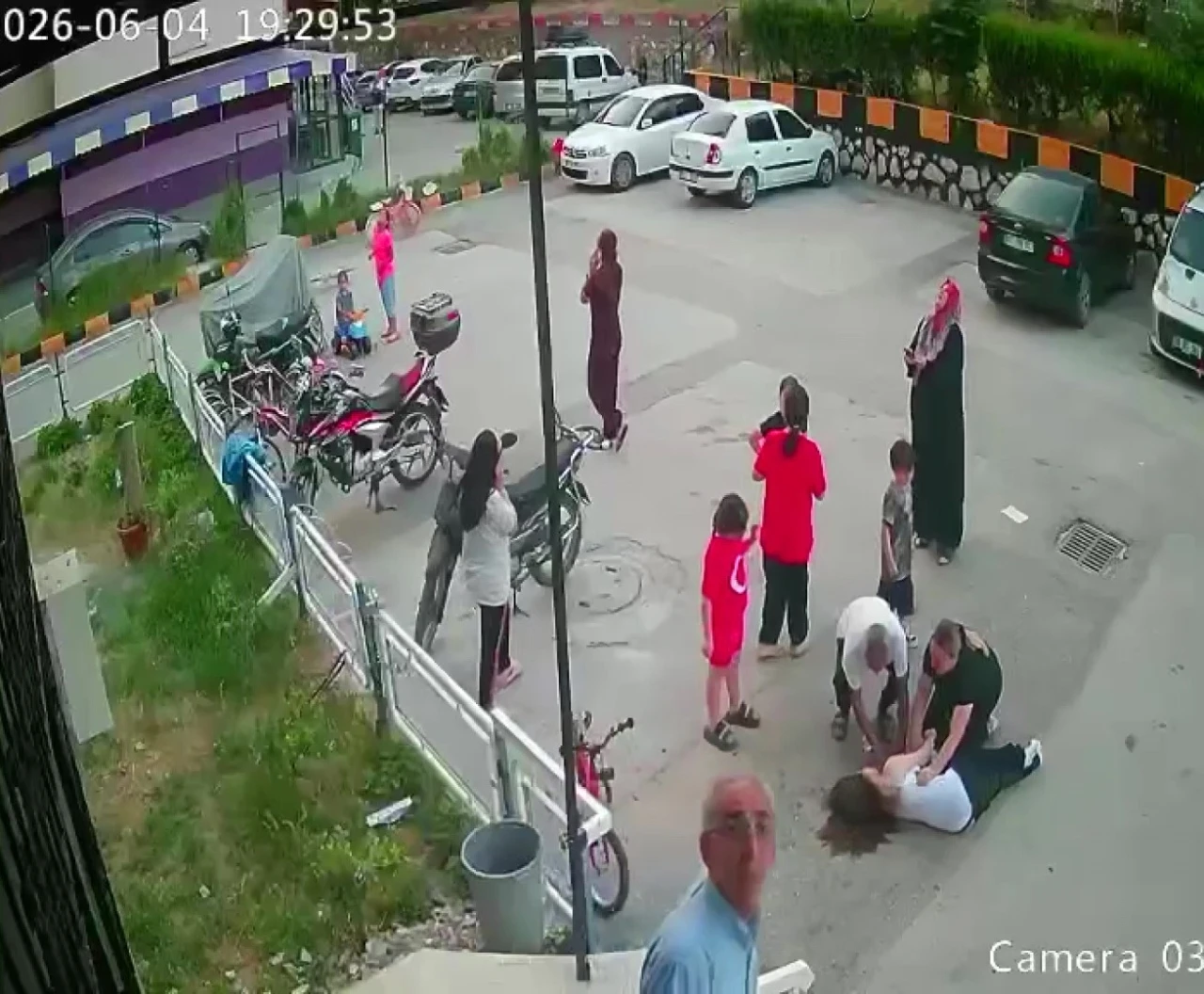Adana’da 12. kattan düşen kız çocuğu hayata tutundu: Düşme a