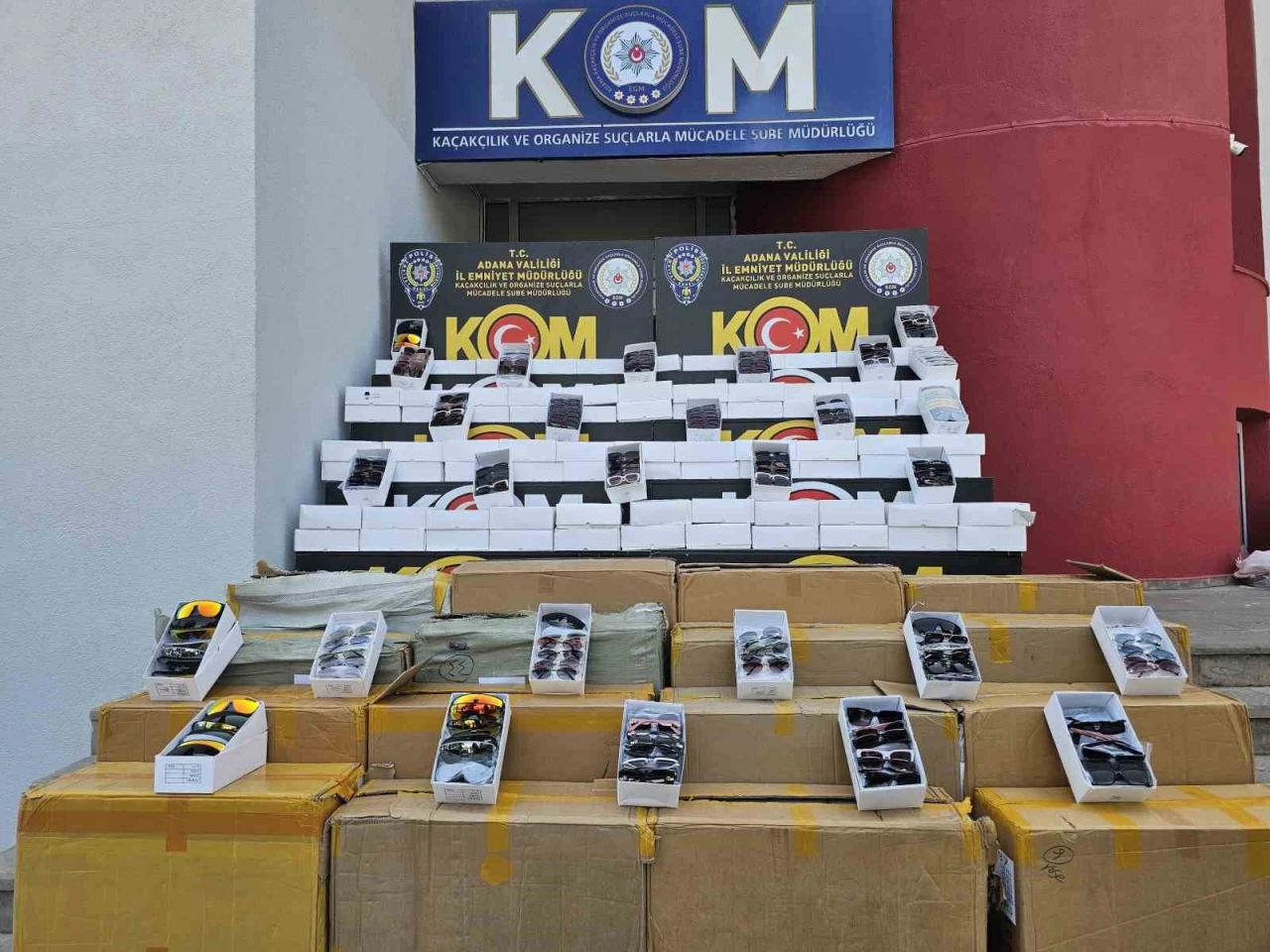 Adana’da 14 milyonluk kaçak güneş gözlüğü ve telefon ele geçirildi
