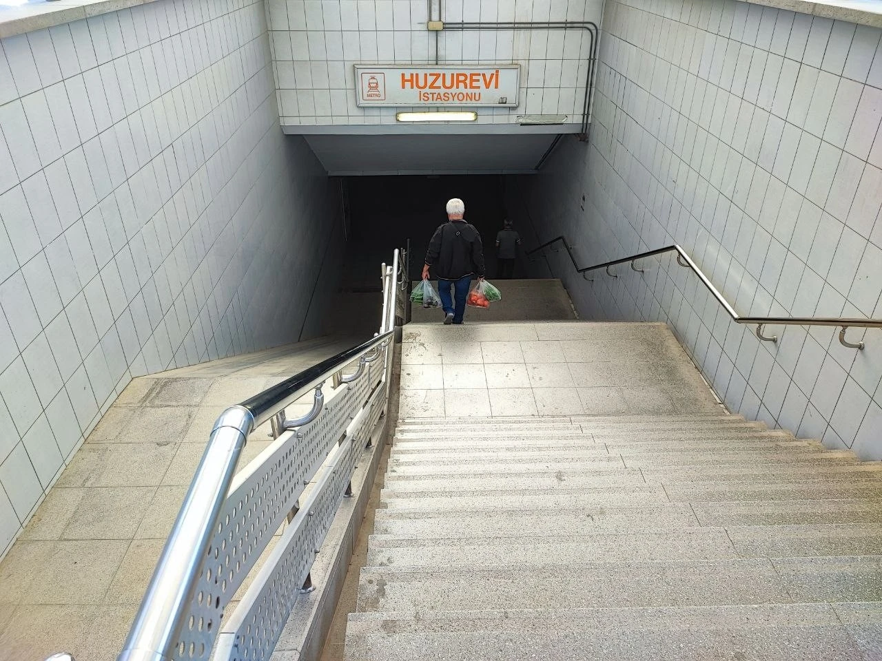 Adana’da 16 yıl önce hizmete giren metro alt geçitte yürüyen merdivenin yeri var, mekanizması yok