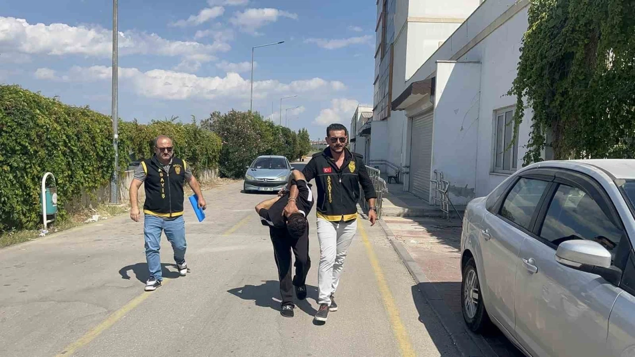 Adana&rsquo;da 3 kişiyi &ouml;ld&uuml;ren katil zanlısı adliyeye sevk edildi
