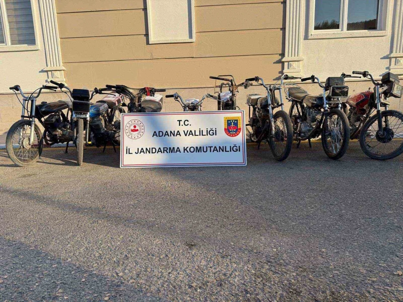Adana’da 8 motosiklet ele geçirildi 6 şüpheli yakalandı
