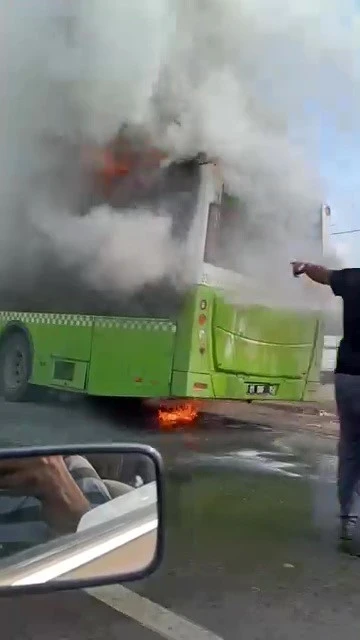 Adana’da belediye otobüsü alev alev yandı
