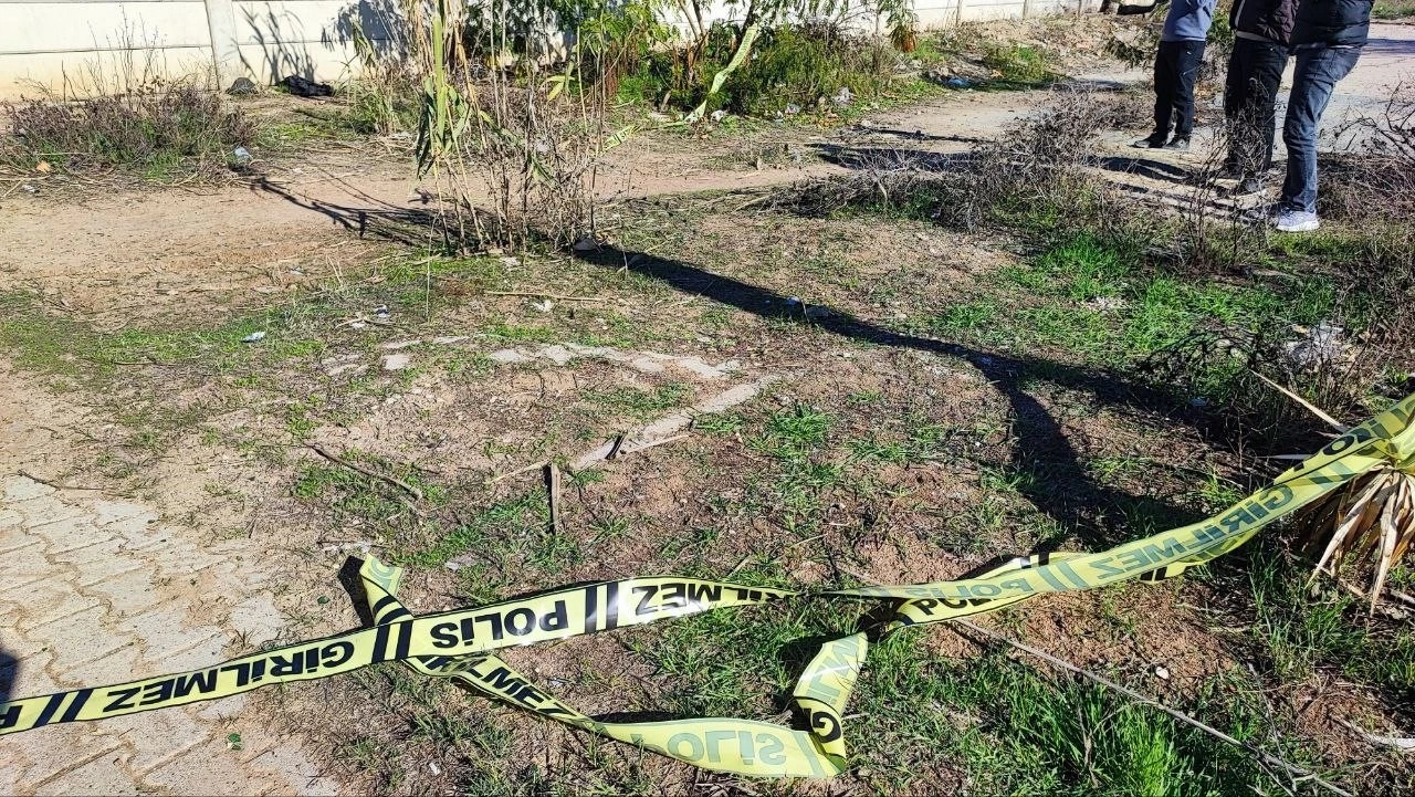 Adana&rsquo;da bir kadın yol kenarında &ouml;l&uuml; bulundu
