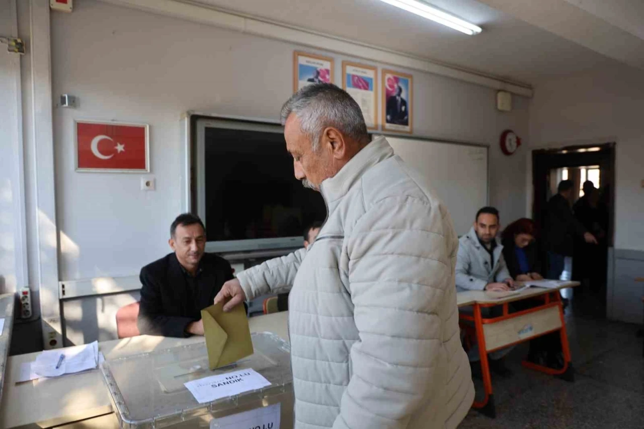 Adana&rsquo;da bir mahallede se&ccedil;im heyecanı
