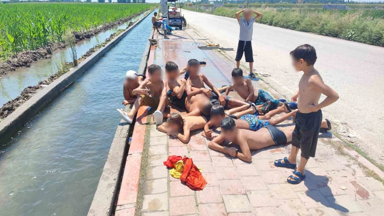 Adana&rsquo;da &ccedil;ocukların kanal keyfi: Kaldırım plaja d&ouml;nd&uuml;
