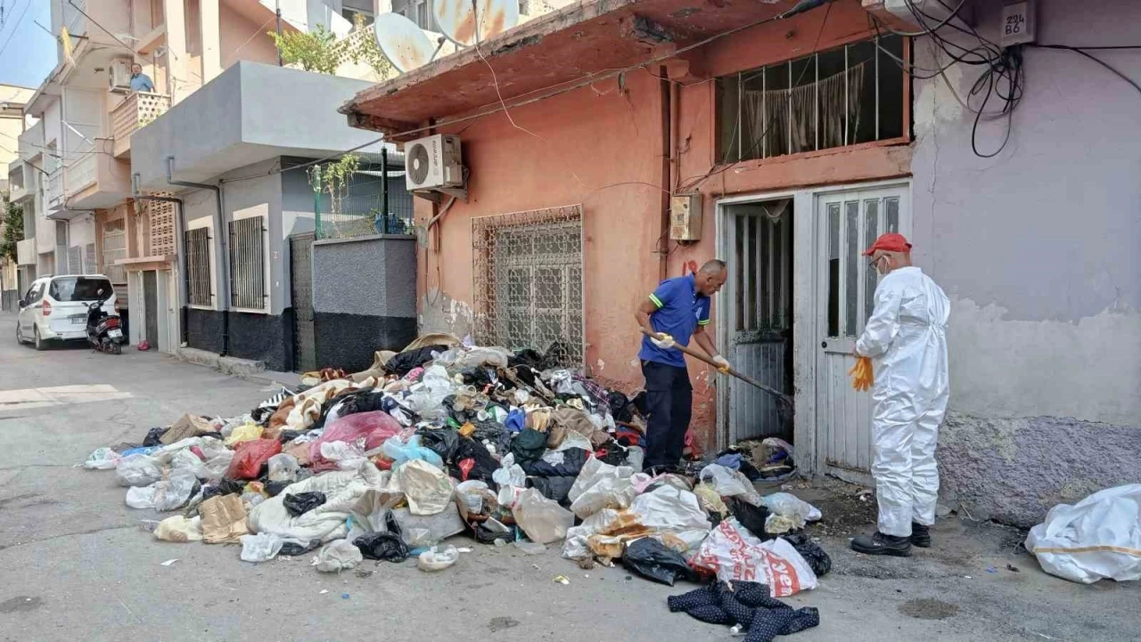 Adana’da çöp evden 2 kamyonet atık çıktı
