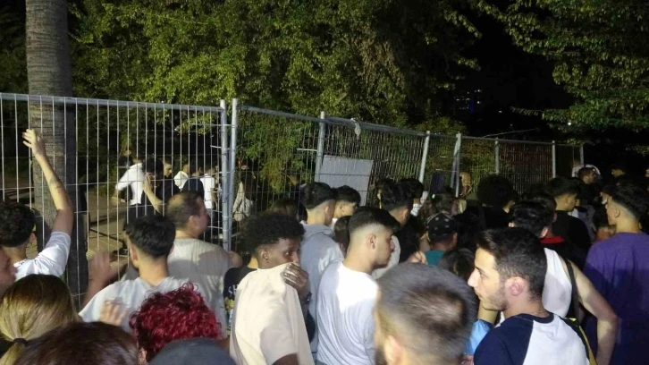 Adana&rsquo;da &Ccedil;ukurova Rock Festivali&rsquo;nde gen&ccedil;ler bariyerleri bilet gişelerini yıkıp i&ccedil;eri girdi
