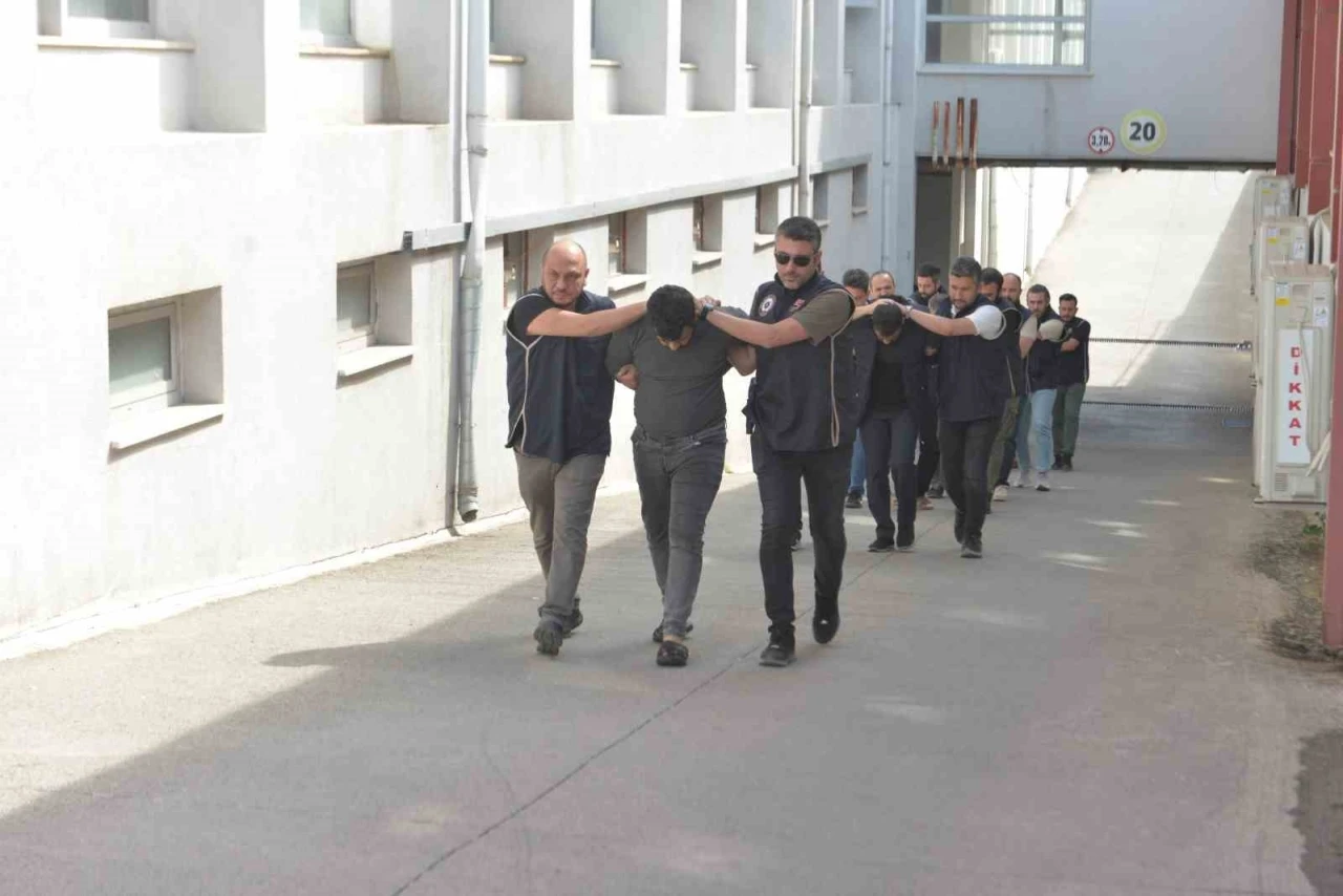 Adana’da DEAŞ’ın uyuyan hücresindeki 5 şüpheli tutuklandı, 1’i sınır dışı edildi

