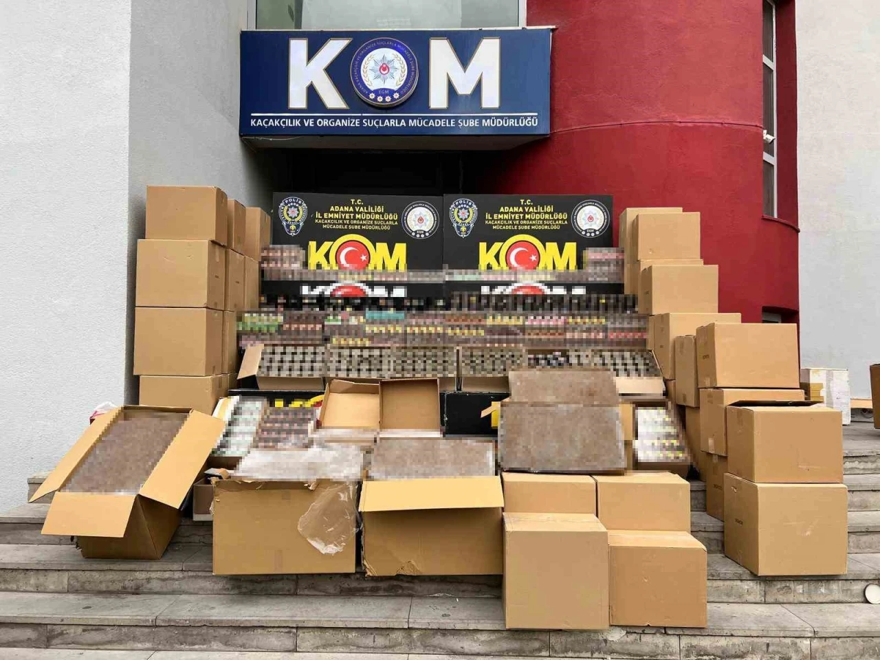 Adana&rsquo;da depoda binlerce ka&ccedil;ak t&uuml;t&uuml;n &uuml;r&uuml;n&uuml; ele ge&ccedil;irildi: 2 kişi tutuklandı
