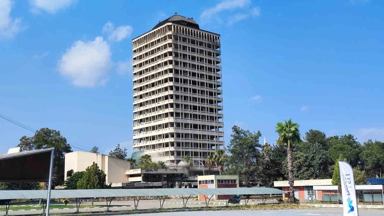 Adana&rsquo;da depremde hasar g&ouml;ren 16 katlı &Ccedil;ukobirlik binası dinamitle yıkıldı
