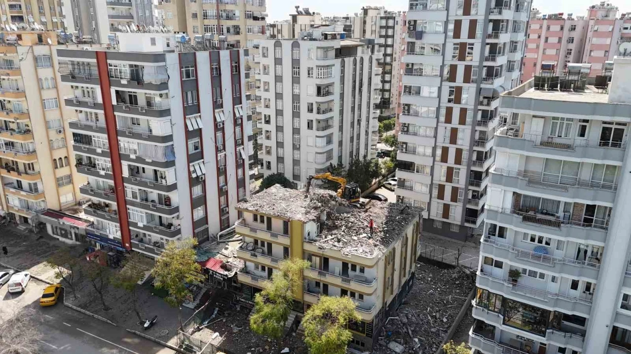 Adana&rsquo;da depremde hasar g&ouml;ren mahkemelik binalarda yıkım başladı
