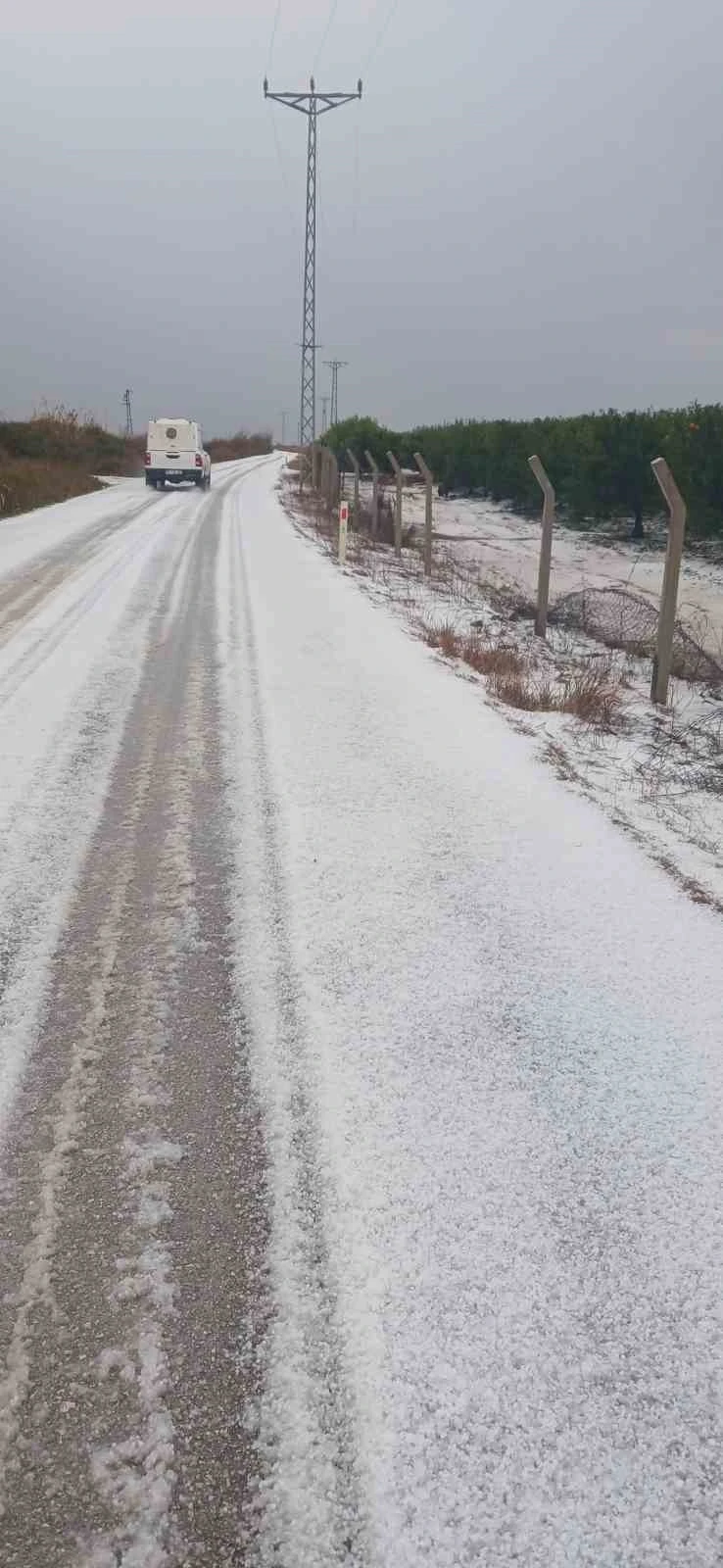 Adana&rsquo;da dolu yağdı, yollar ve tarlalar beyaza b&uuml;r&uuml;nd&uuml;

