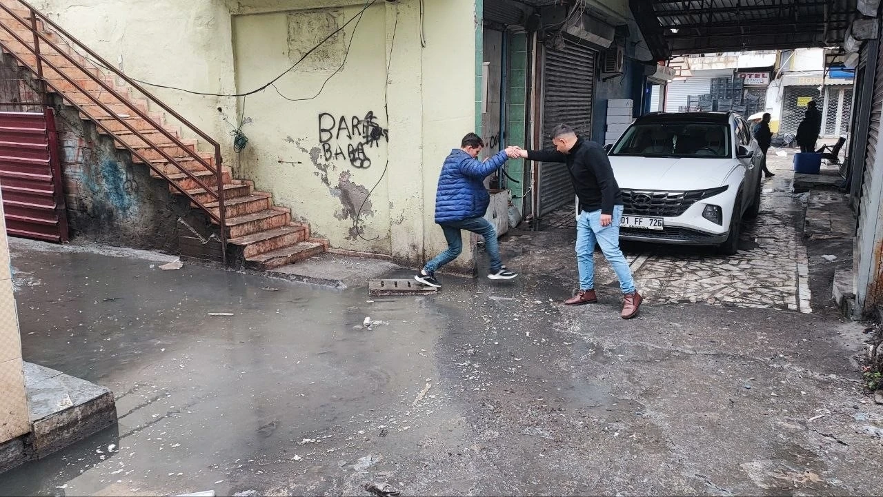 Adana’da esnaf kanalizasyon sorununun bir türlü çözülmemesine tepkili
