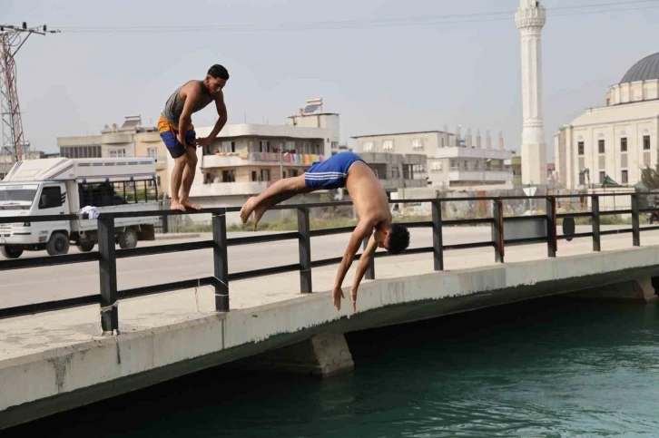 Adana’da gençlerin sulama kanallarında tehlikeli serinliği sürüyor
