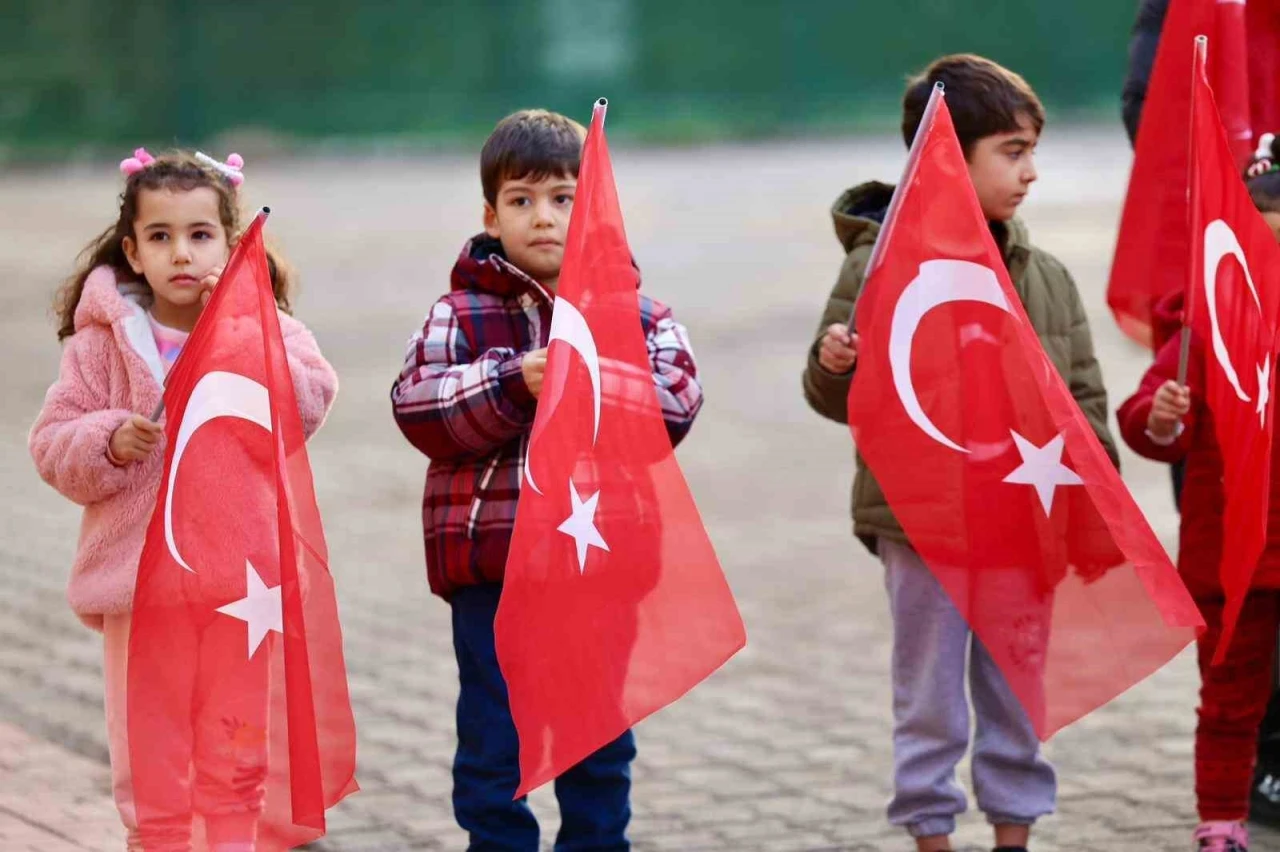 Adana&rsquo;da ilk ders &rsquo;Bayrak Sevgisi&rsquo; temasıyla işlendi
