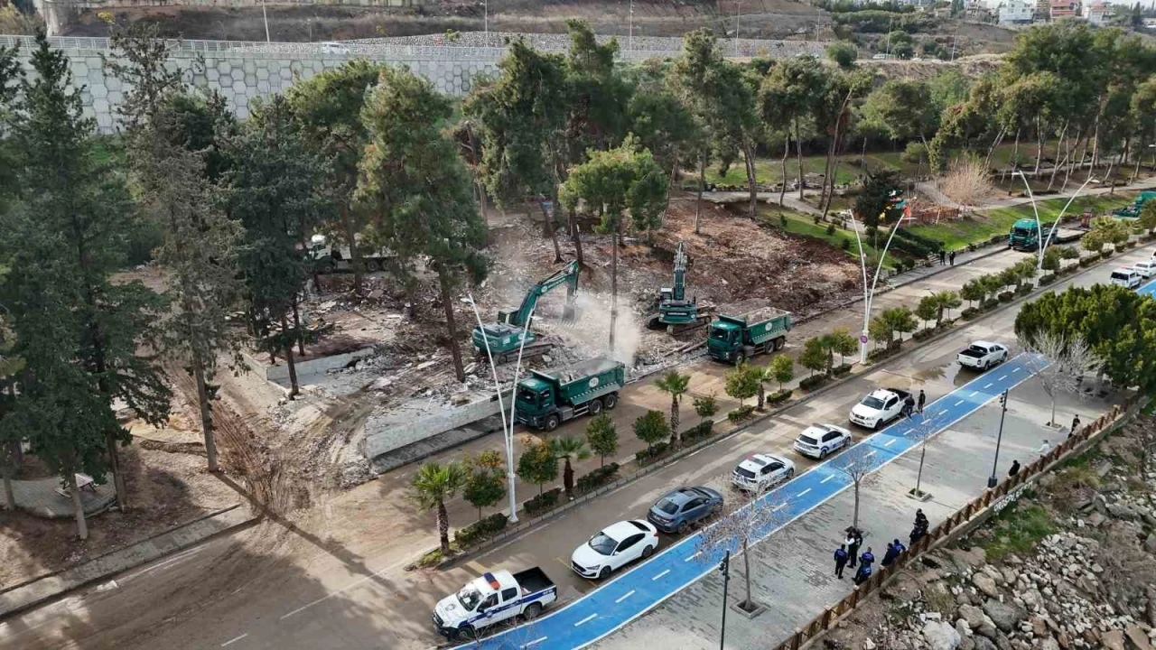 Adana&rsquo;da ka&ccedil;ak işletmeler yıkılıyor
