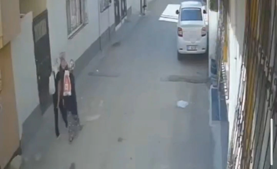 Adana&rsquo;da kadın hırsızlar girdikleri evden pirin&ccedil;, bulgur, makarna ve elektrikli ocak &ccedil;aldı
