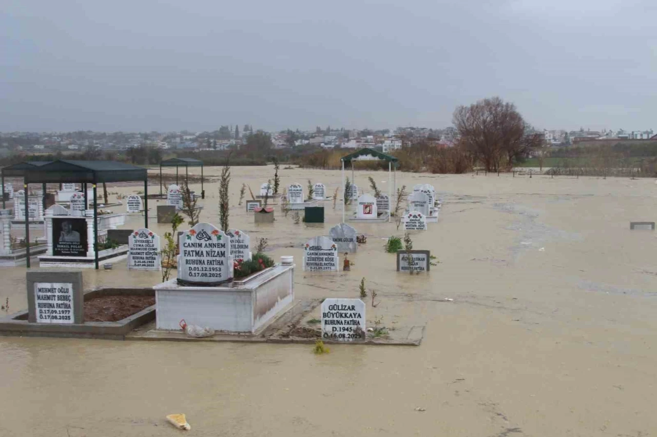 Adana&rsquo;da kanal taştı, mezarlar sular altında kaldı
