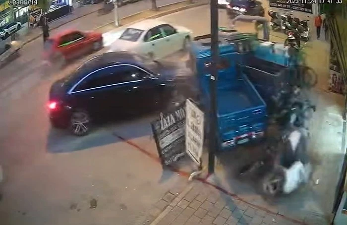 Adana’da kaza anı hem güvenlik kamerasına hem de araç kamerasına yansıdı
