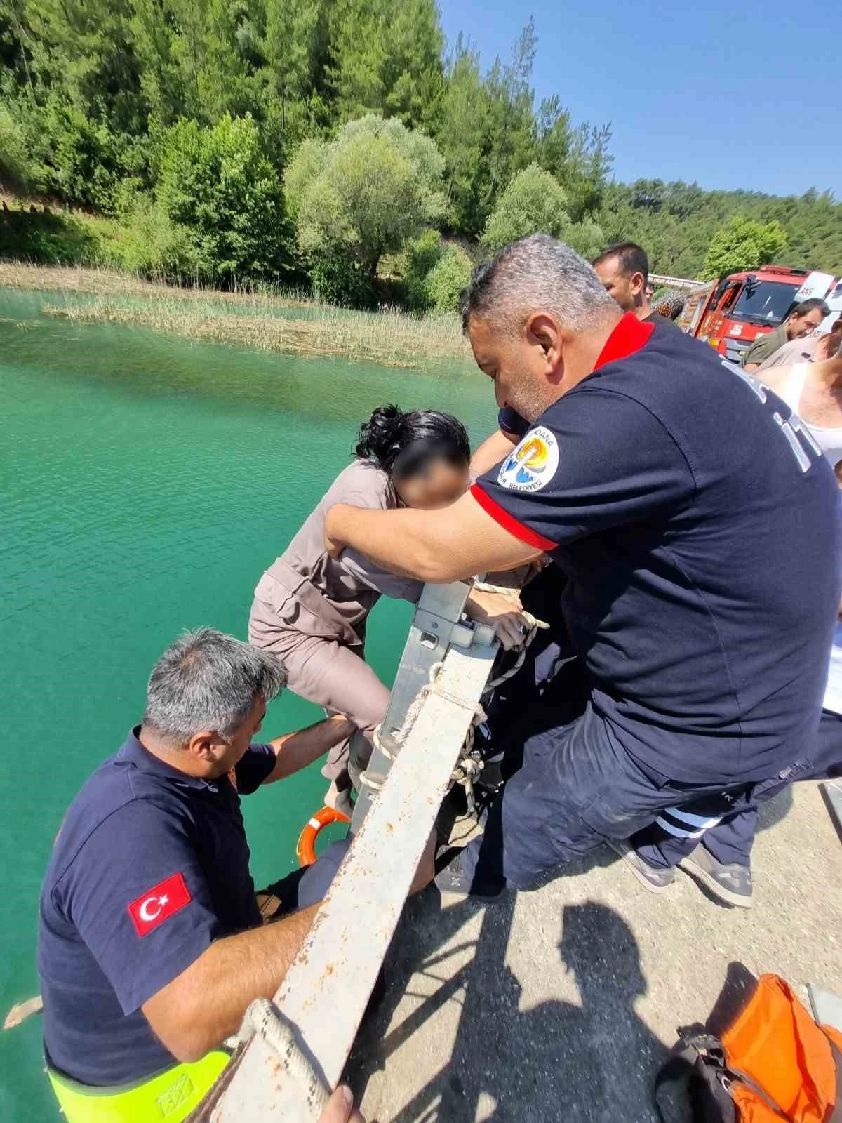 Adana&rsquo;da k&ouml;pr&uuml;den d&uuml;şen kadın itfaiye ekiplerince kurtarıldı
