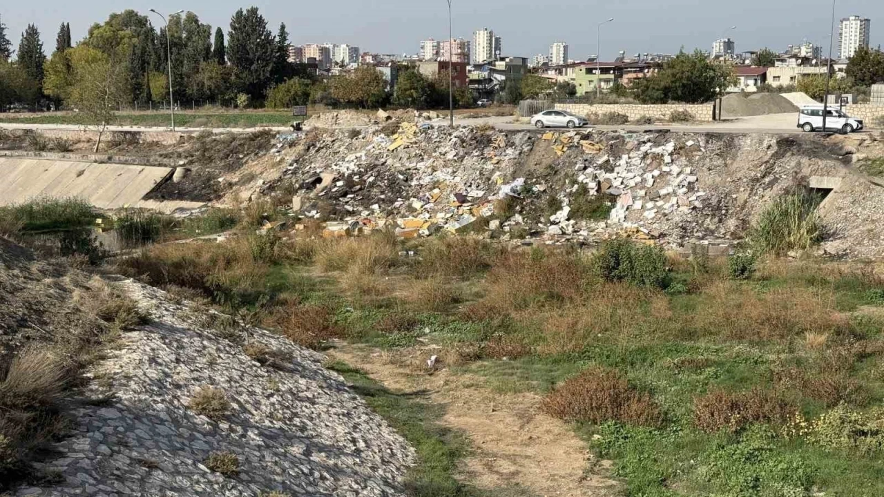 Adana&rsquo;da kuruyan dere moloz d&ouml;k&uuml;m sahasına d&ouml;nd&uuml;
