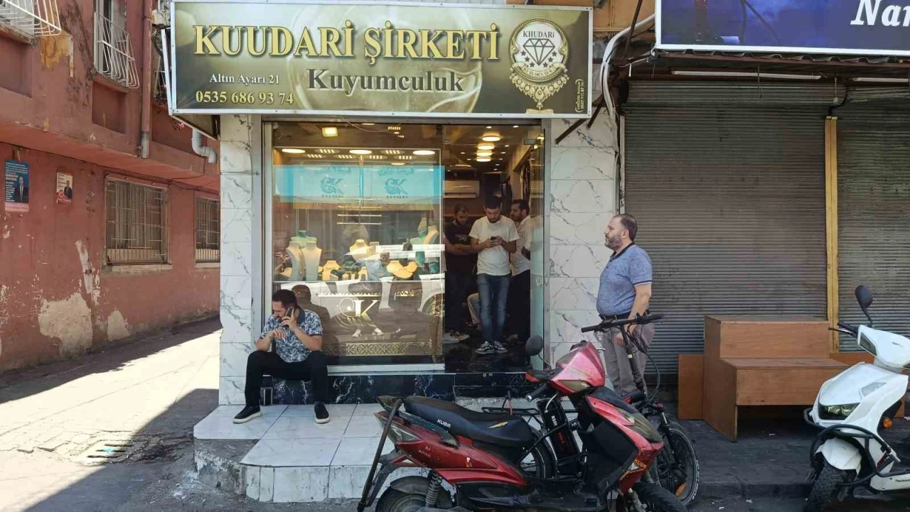 Adana’da kuyumcu soygunu: 2 kişiyi vurup 1 kilo altın çaldılar
