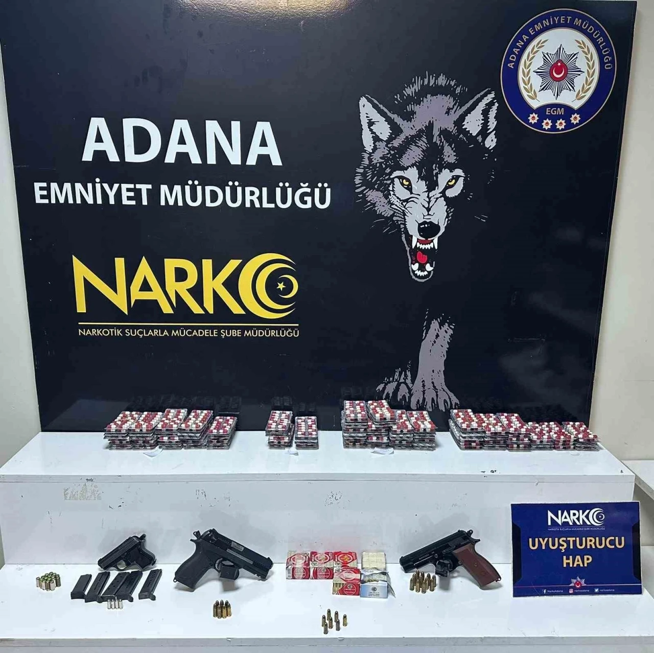 Adana&rsquo;da narkotik operasyonu: Esrar, sentetik hap ve silah ele ge&ccedil;irildi
