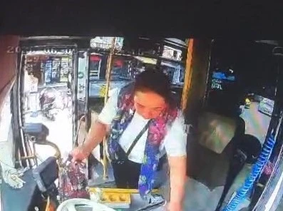 Adana&rsquo;da otob&uuml;s şof&ouml;r&uuml;n&uuml;n parasını &ccedil;alıp ka&ccedil;tı
