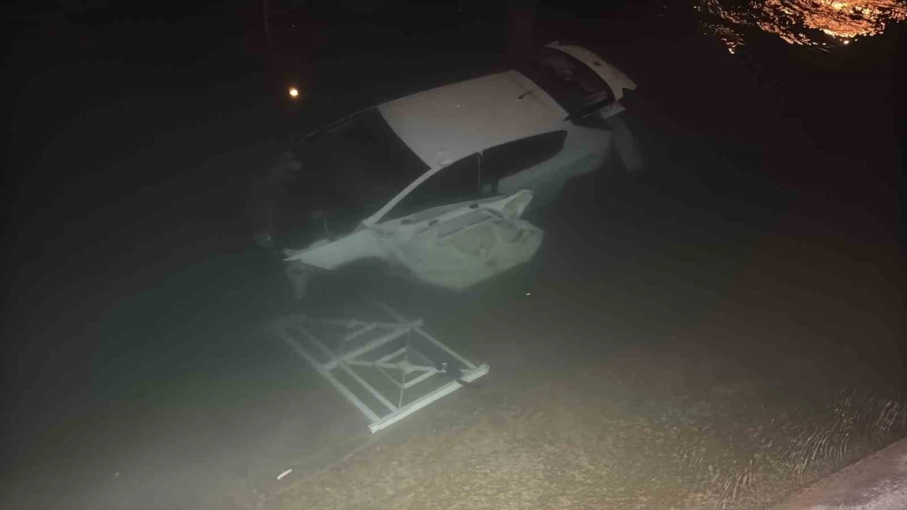 Adana’da otomobil sulama kanalına düştü: 3 yaralı
