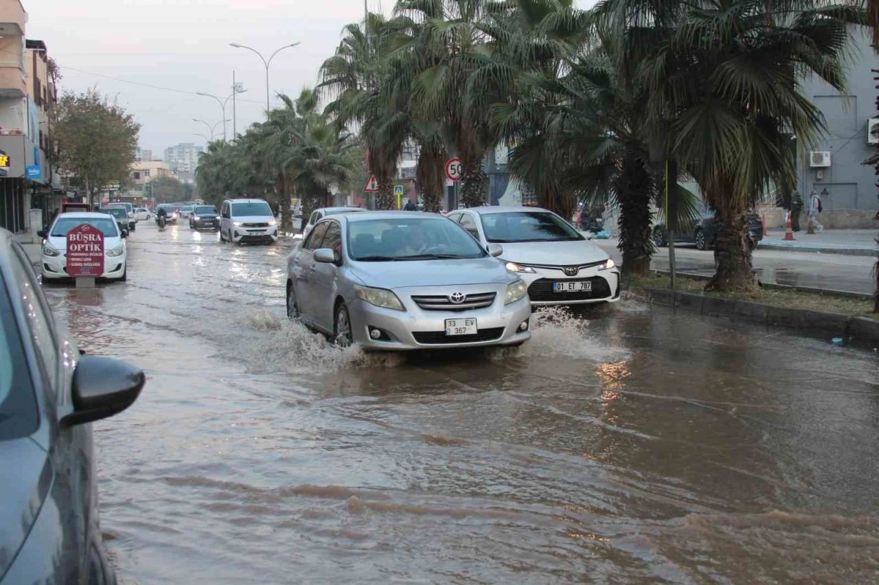 Adana&rsquo;da patlayan i&ccedil;me suyu borusu sokakları g&ouml;le &ccedil;evirdi
