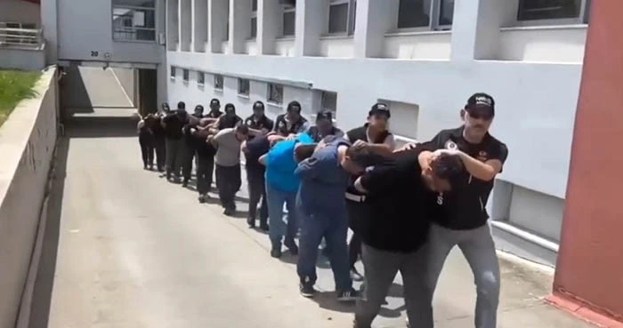 Adana&rsquo;da şafak operasyonu: &Ouml;zel harekat kapıları ko&ccedil;başıyla kırdı, 58 tutuklama

