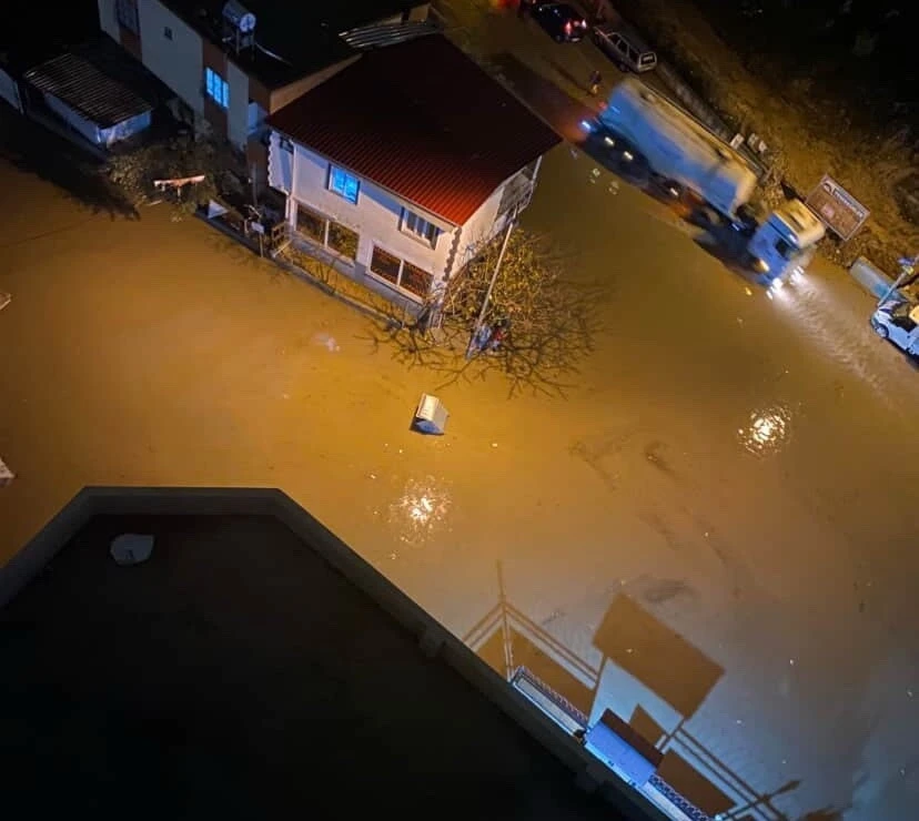 Adana&rsquo;da sağanak yağmur hayatı fel&ccedil; etti: Yollar g&ouml;le d&ouml;nd&uuml;, ara&ccedil;lar mahsur kaldı
