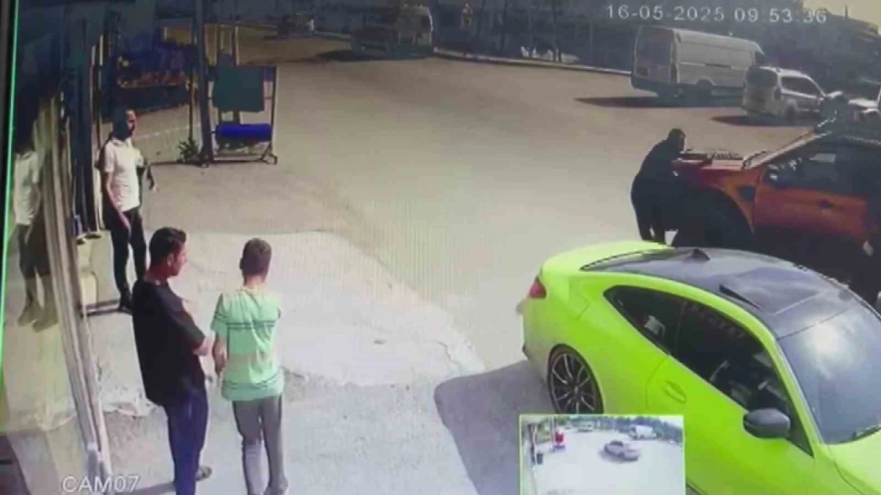 Adana’da şaka kazaya dönüştü: Kamyonetin çarpmasıyla ayağı kırıldı, telefonu bırakmadı
