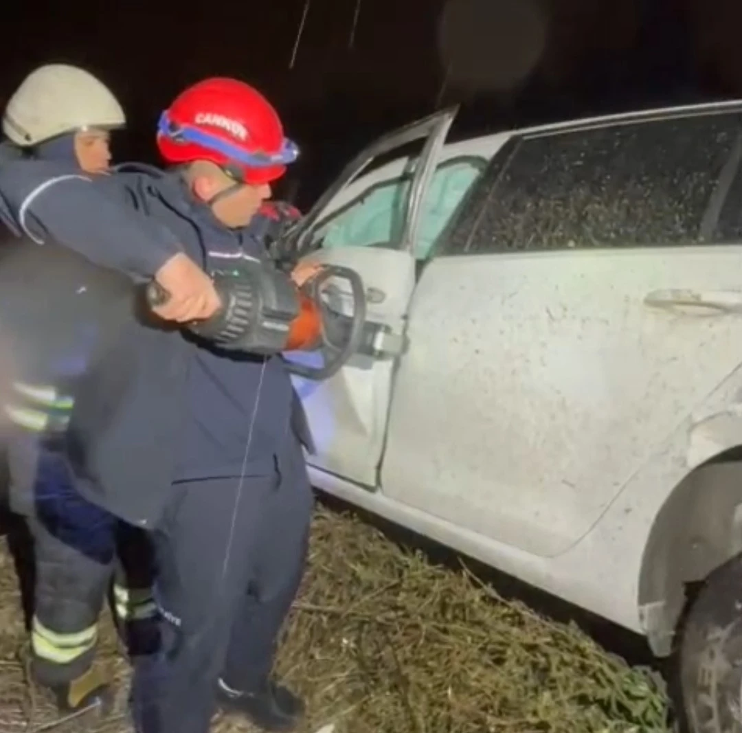 Adana&rsquo;da şarampole yuvarlanan otomobildeki 2 kişi yaralandı
