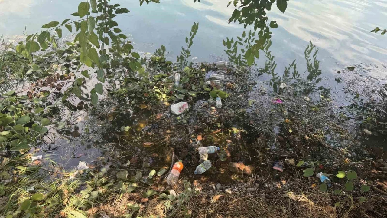 Adana&rsquo;da Seyhan Nehri ve &ccedil;evresindeki kirliliğe vatandaştan tepki
