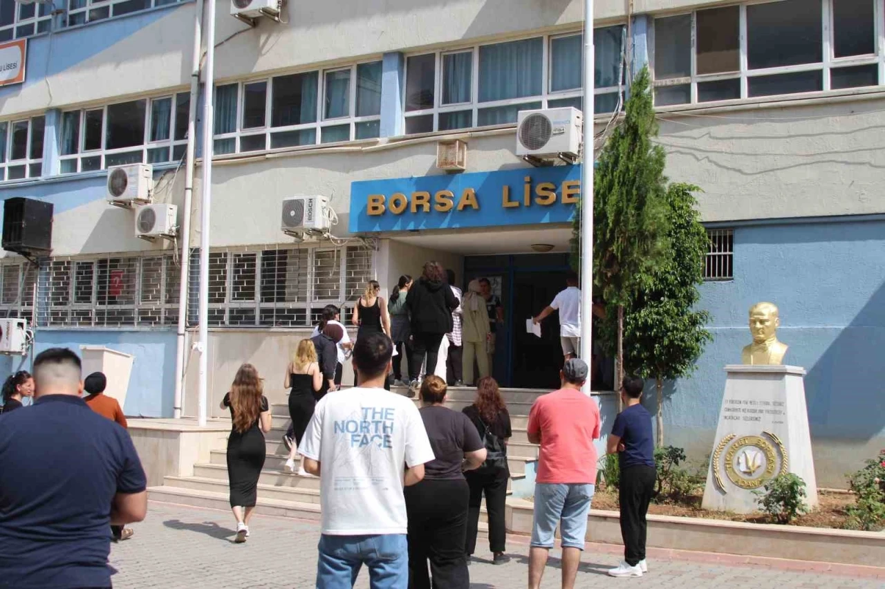 Adana’da sınava geç kalan öğrencileri polis yetiştirdi
