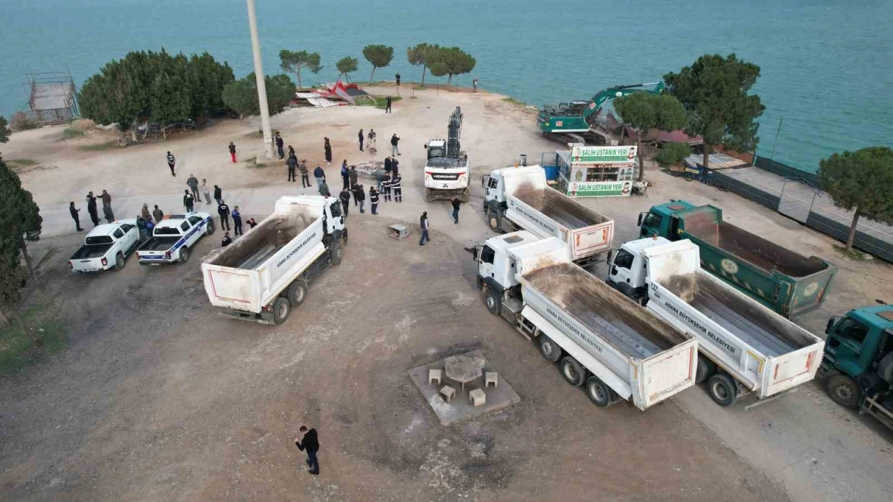 Adana&rsquo;da yıkım gerginliği bitti: Kep&ccedil;eler yıkıma başladı
