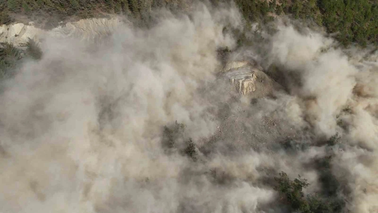 Adana’da yol yapım mücadelesi, patlama anı film sahnesini aratmadı
