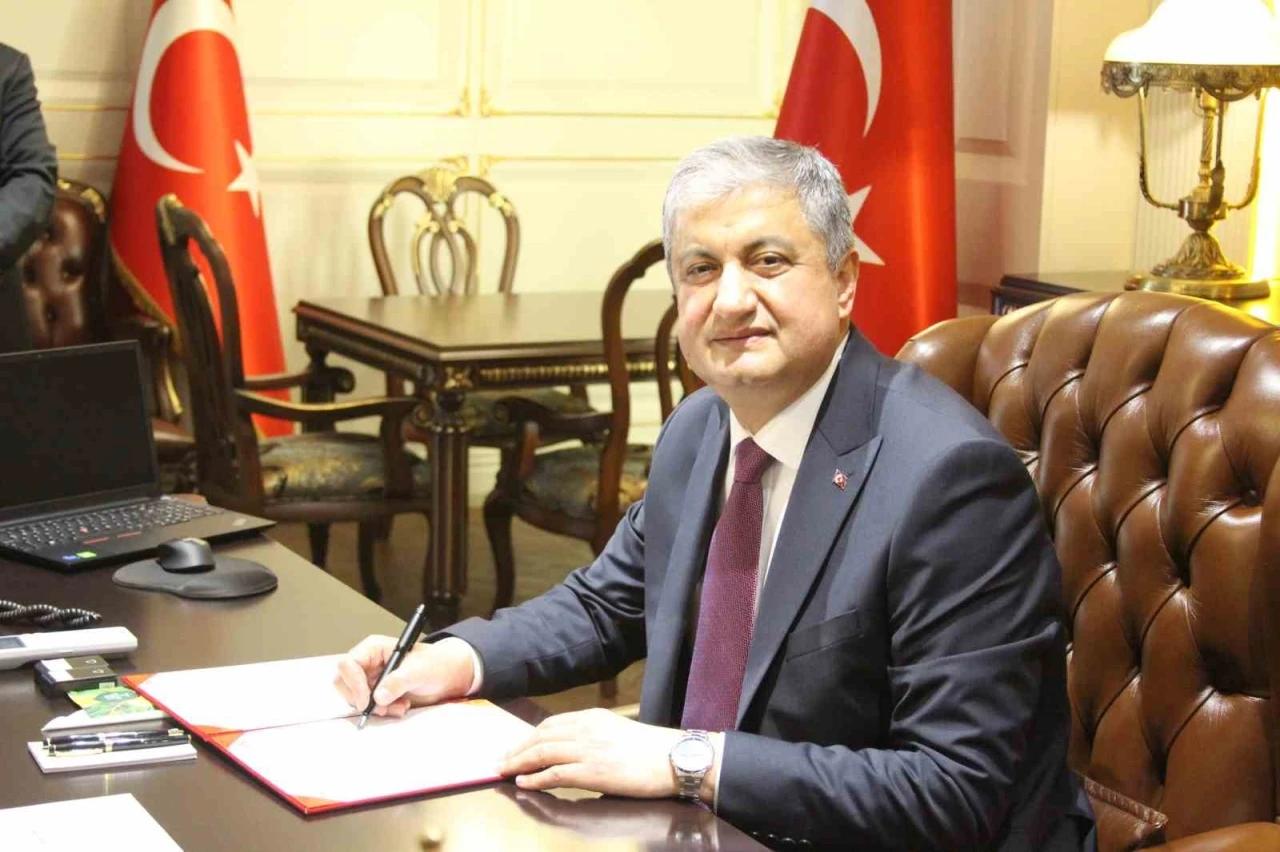 Adana Valisi g&ouml;reve başladı, ilk mesajı su&ccedil; işleyenlere oldu
