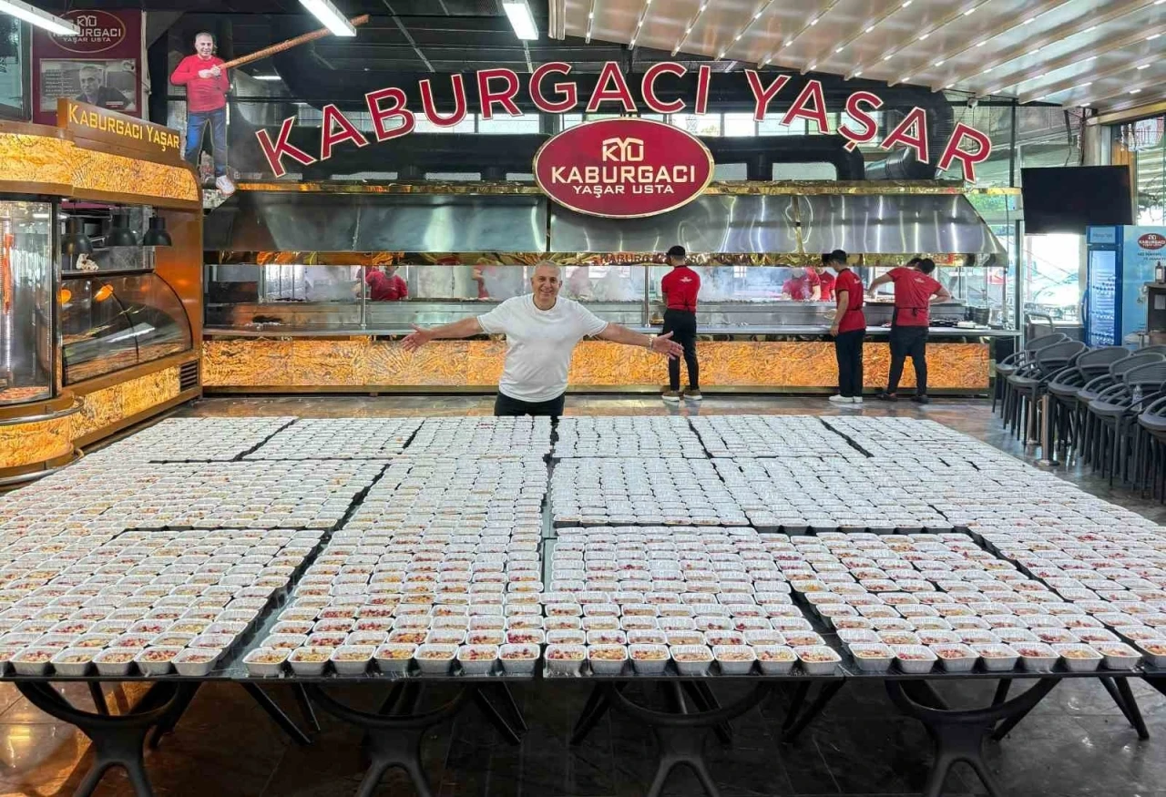 Adanalı kebapçı, yüzlerce aşure dağıttı
