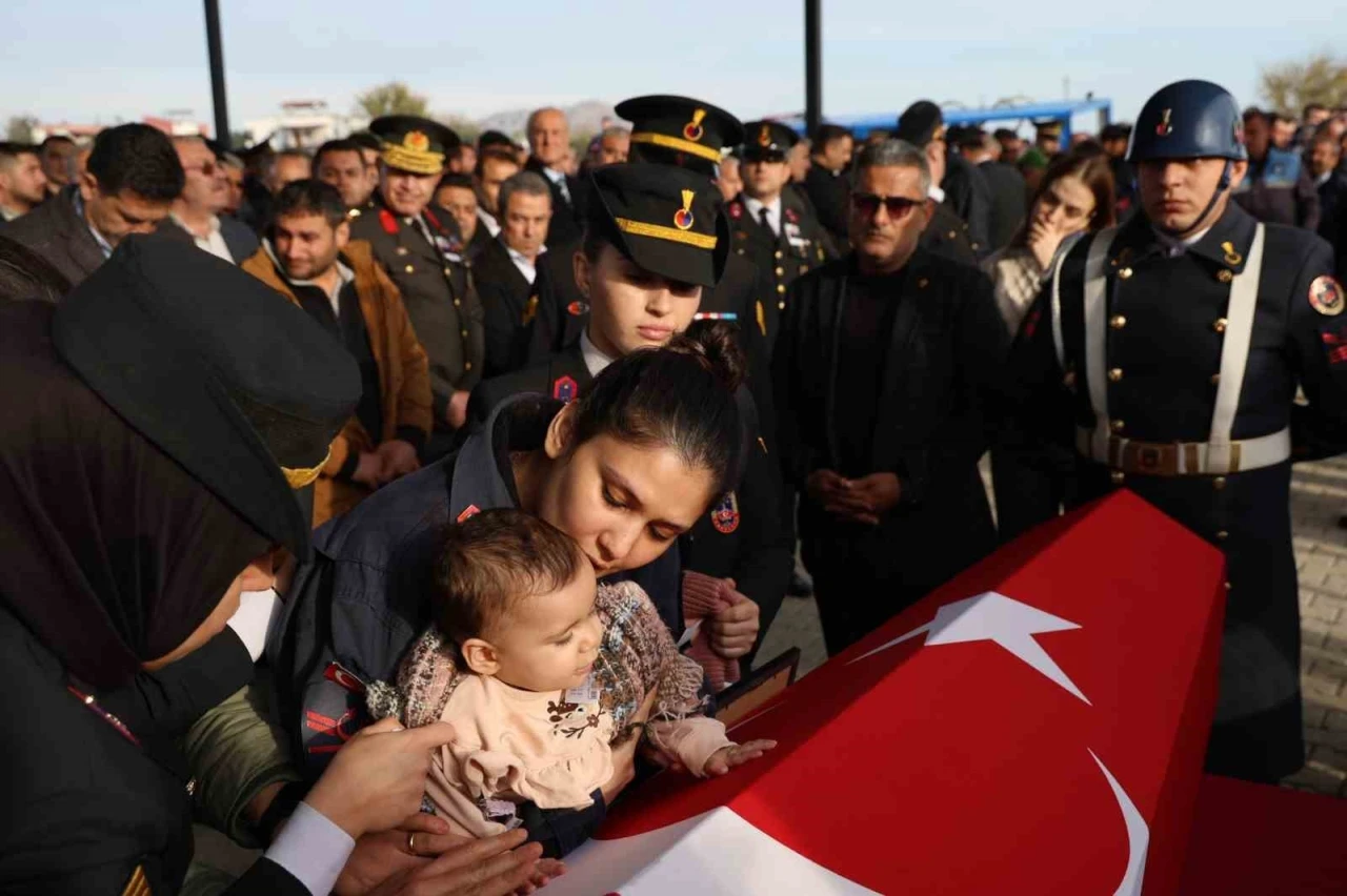 Adanalı şehidin eşi, düğün fotoğraflarını minik kızıyla çektirdi
