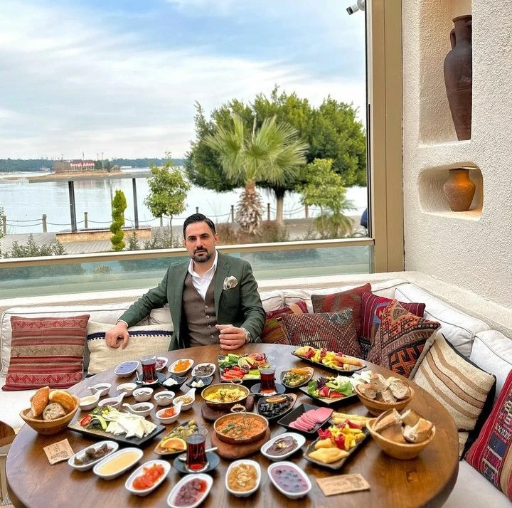 Adanalı &uuml;nl&uuml; iş adamı a&ccedil;tığı restoranla şehrin gastronomi sahnesini zenginleştirdi
