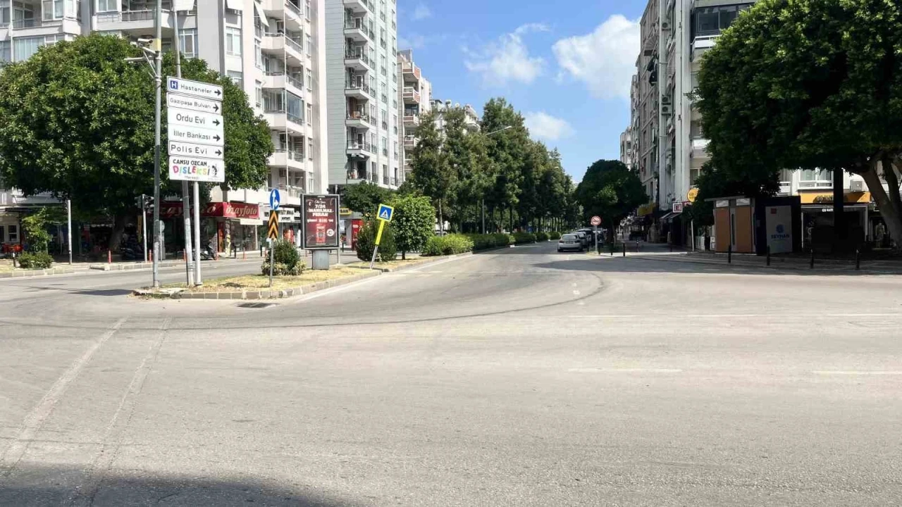 Adanalılar sıcaktan ka&ccedil;tı, cadde ve sokaklar boş kaldı
