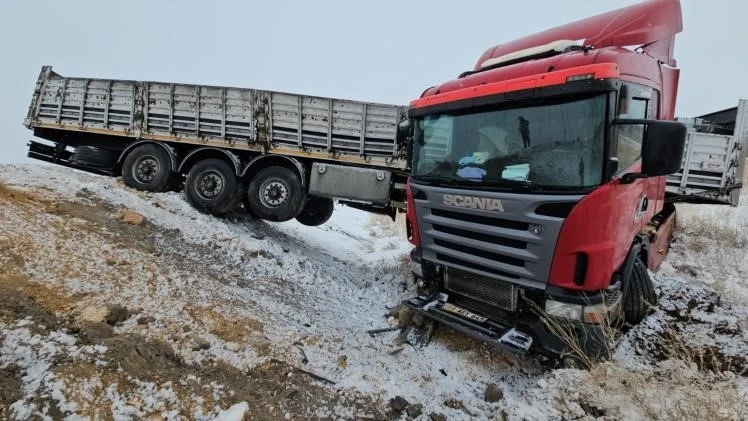 Adilcevaz&rsquo;da briket y&uuml;kl&uuml; tır devrildi: 1 yaralı
