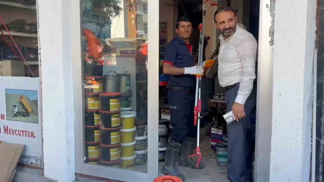 Adilcevaz&rsquo;da iş yerine giren yılan ekipleri harekete ge&ccedil;irdi
