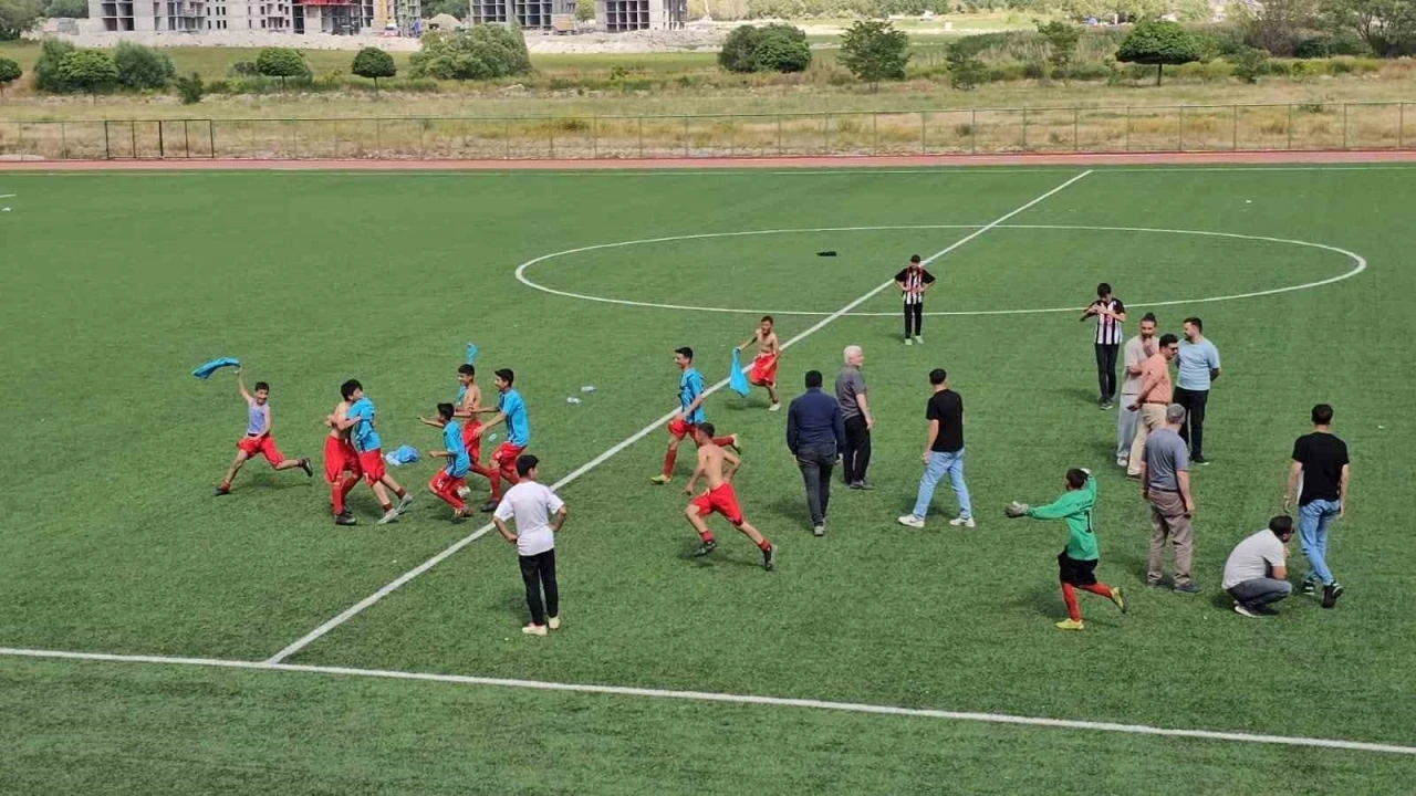 Adilcevaz’da okullar arası futbol turnuvasında kupa Aydınlar beldesinin oldu
